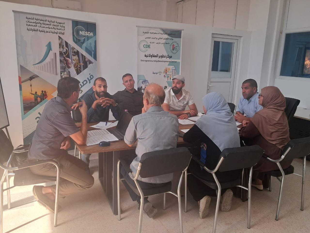 اجتماع أساتذة مركز تطوير المقاولاتية لمناقشة البرنامج التكويني الجديد