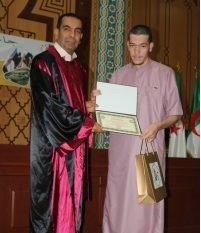 تكربم السيد عميد الكلية البروفيسور محمد عمور لأحد الطلبة النجباء في يوم اختتام السنة الجامعية