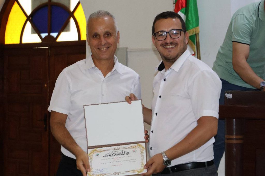 تكريم الأساتذة المكونين ممثلي الحاضنة