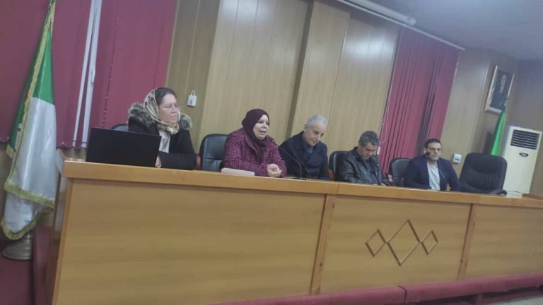 اجتماع تنسيقي مع الطلبة حاملي مشروع مؤسسة اقتصادية بكلية الآداب واللغات