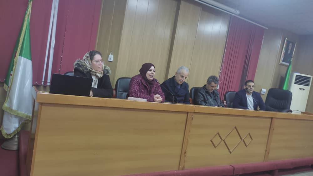 اجتماع تنسيقي مع الطلبة حاملي مشروع مؤسسة اقتصادية بكلية الآداب واللغات